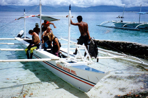 Dive boat to Pescador